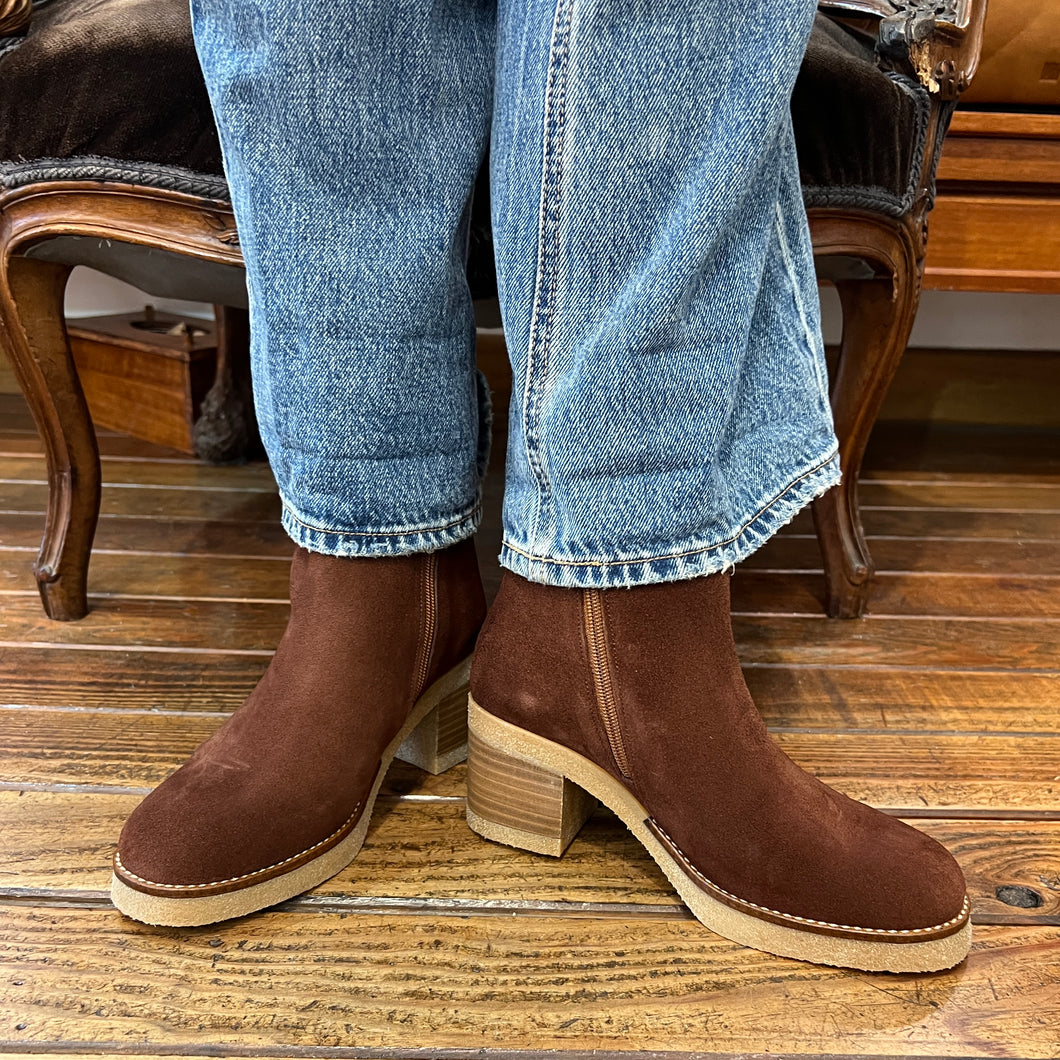 Boots Zippé Intérieur Talon Trotteur Semelle Crêpe en Daim Cognac