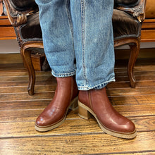 Charger l&#39;image dans la galerie, Boots Zippé Intérieur Talon Trotteur Semelle Crêpe en Cuir Camel

