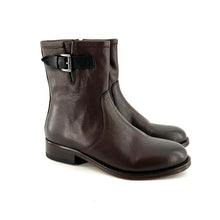 Load image into Gallery viewer, Boots Zippé Intérieur en Cuir Marron et Boucle en Cuir Noir
