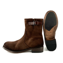 Load image into Gallery viewer, Boots Zippé Intérieur en Daim Marron et Boucle en Cuir
