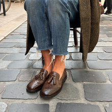 Load image into Gallery viewer, Mocassin à Pompons et Bout Fleuri en Cuir Marron
