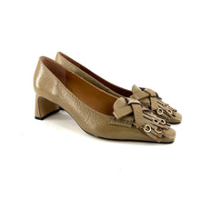 Load image into Gallery viewer, Escarpin Patte Frangée accessoires Dorés en Cuir Vert Tilleul
