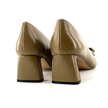 Load image into Gallery viewer, Escarpin Patte Frangée accessoires Dorés en Cuir Vert Tilleul
