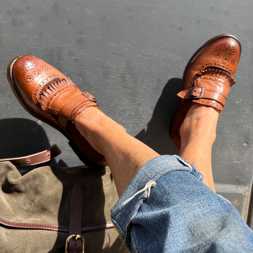 Chaussure à Boucle Bout Fleuri Patte Frangée Bi-Matière Camel