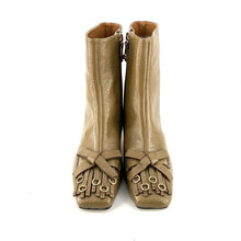 Charger l'image dans la galerie, Boots Talon Patte Frangée Accessoires Dorés en Cuir Vert Tilleul
