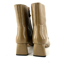 Charger l'image dans la galerie, Boots Talon Patte Frangée Accessoires Dorés en Cuir Vert Tilleul
