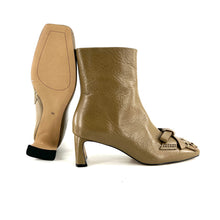 Charger l'image dans la galerie, Boots Talon Patte Frangée Accessoires Dorés en Cuir Vert Tilleul

