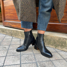 Charger l&#39;image dans la galerie, Boots Talon Trotteur Zippé Intérieur en Cuir Noir
