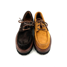 Load image into Gallery viewer, Chaussure Bateau Semelle Crantée en Daim Marron Foncé
