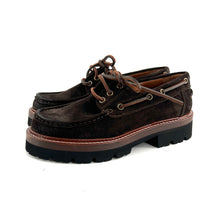 Load image into Gallery viewer, Chaussure Bateau Semelle Crantée en Daim Marron Foncé
