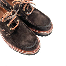 Load image into Gallery viewer, Chaussure Bateau Semelle Crantée en Daim Marron Foncé
