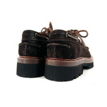 Load image into Gallery viewer, Chaussure Bateau Semelle Crantée en Daim Marron Foncé
