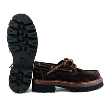 Load image into Gallery viewer, Chaussure Bateau Semelle Crantée en Daim Marron Foncé
