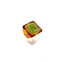 Charger l'image dans la galerie, Large Bague Carrée en Acétate Tortoise et Cabochon Vert
