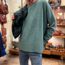 Load image into Gallery viewer, Pull Col Rond Turquoise 100% Laine de Yak
