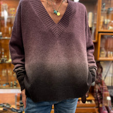 Charger l'image dans la galerie, Pull en V Tie &amp; Dye Bordeaux / Café 100% Laine de Yak
