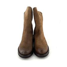 Load image into Gallery viewer, Boots Semelle Crantée Zippé Arrière en Daim Sigaro
