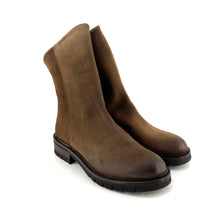 Load image into Gallery viewer, Boots Semelle Crantée Zippé Arrière en Daim Sigaro
