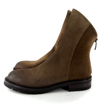 Load image into Gallery viewer, Boots Semelle Crantée Zippé Arrière en Daim Sigaro

