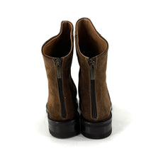 Load image into Gallery viewer, Boots Semelle Crantée Zippé Arrière en Daim Sigaro
