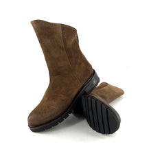 Load image into Gallery viewer, Boots Semelle Crantée Zippé Arrière en Daim Sigaro

