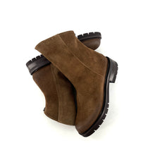 Load image into Gallery viewer, Boots Semelle Crantée Zippé Arrière en Daim Sigaro
