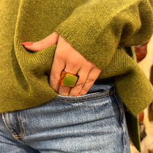 Charger l'image dans la galerie, Large Bague Carrée en Acétate Tortoise et Cabochon Vert
