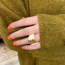 Load image into Gallery viewer, Large Bague en Acétate Ivoire Décor Plaqué Or
