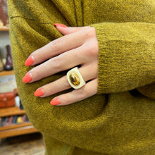 Charger l'image dans la galerie, Large Bague en Acétate Ivoire et Cabochon Plaqué Or
