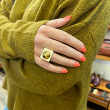 Load image into Gallery viewer, Bague Carrée en Acétate Ivoire et Cabochon Plaqué Or
