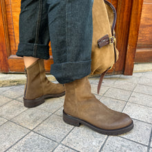 Load image into Gallery viewer, Boots Semelle Crantée Zippé Arrière en Daim Sigaro
