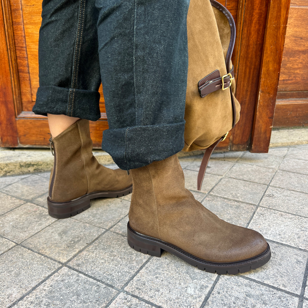 Boots Semelle Crantée Zippé Arrière en Daim Sigaro