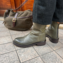 Load image into Gallery viewer, Boots Semelle Crantée Zippé Arrière en Cuir Vert
