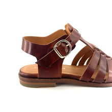 Load image into Gallery viewer, Sandale Méduse en Cuir Cognac
