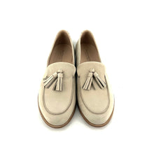 Charger l'image dans la galerie, Mocassin à Pompons en Nubuck Craie

