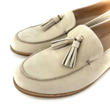 Charger l'image dans la galerie, Mocassin à Pompons en Nubuck Craie
