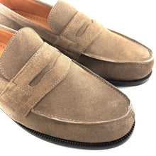 Load image into Gallery viewer, Élégant Mocassin en Daim Taupe

