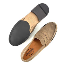 Load image into Gallery viewer, Élégant Mocassin en Daim Taupe
