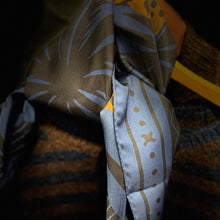 Load image into Gallery viewer, Carré de Soie CHETTHA &amp; PALMS Blue
