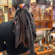 Charger l&#39;image dans la galerie, Carré de Soie CHEETHA &amp; PALMS Green
