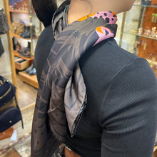 Charger l&#39;image dans la galerie, Carré de Soie CHEETHA &amp; PALMS Green
