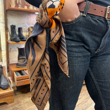 Charger l&#39;image dans la galerie, Carré de Soie CHEETHA &amp; PALMS Brown
