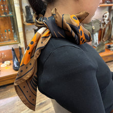 Charger l&#39;image dans la galerie, Carré de Soie CHEETHA &amp; PALMS Brown
