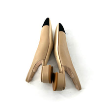 Load image into Gallery viewer, Ballerine Talon Ouvert  en Cuir Beige et Daim Noir
