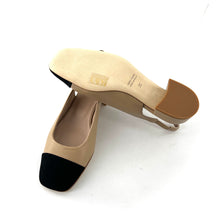 Load image into Gallery viewer, Ballerine Talon Ouvert  en Cuir Beige et Daim Noir
