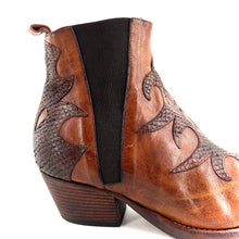 Charger l&#39;image dans la galerie, Boots Tiag Zippé et Élastiqué en Cuir et Cuir Imprimé Python Cognac
