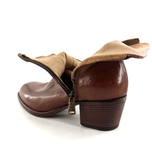 Charger l&#39;image dans la galerie, Boots Talon Trotteur Double Zip en Cuir Sughero
