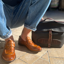 Charger l&#39;image dans la galerie, Mocassin en Cuir Camel Patiné
