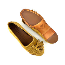 Load image into Gallery viewer, Mocassin Pompons et Patte Frangée en Daim Sable
