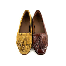 Load image into Gallery viewer, Mocassin Pompons et Patte Frangée en Daim Sable
